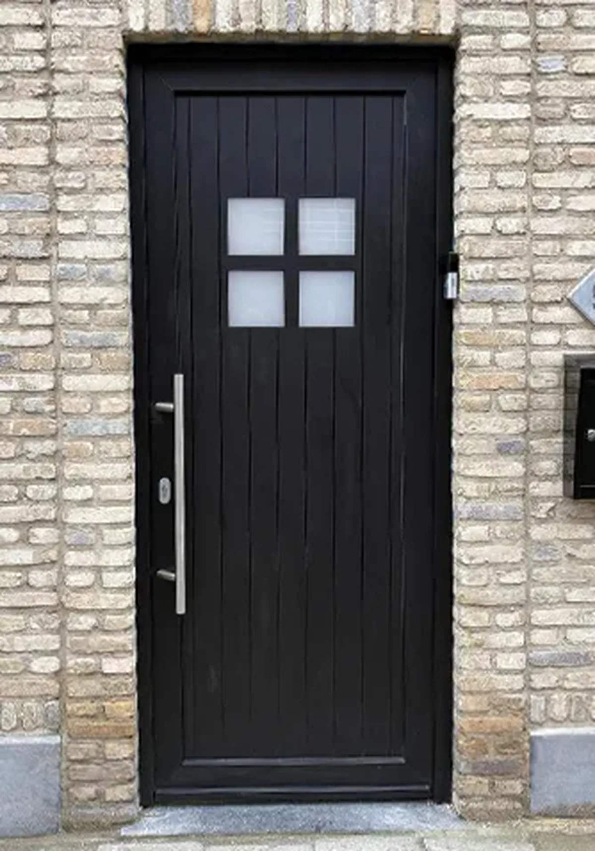 Porte extérieure en bois au grain naturel