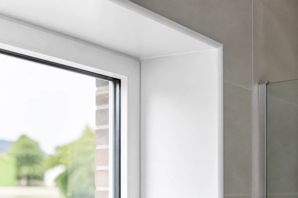 Panneaux en PVC blanc lisse comme revêtement de fenêtre résistant à l'eau
