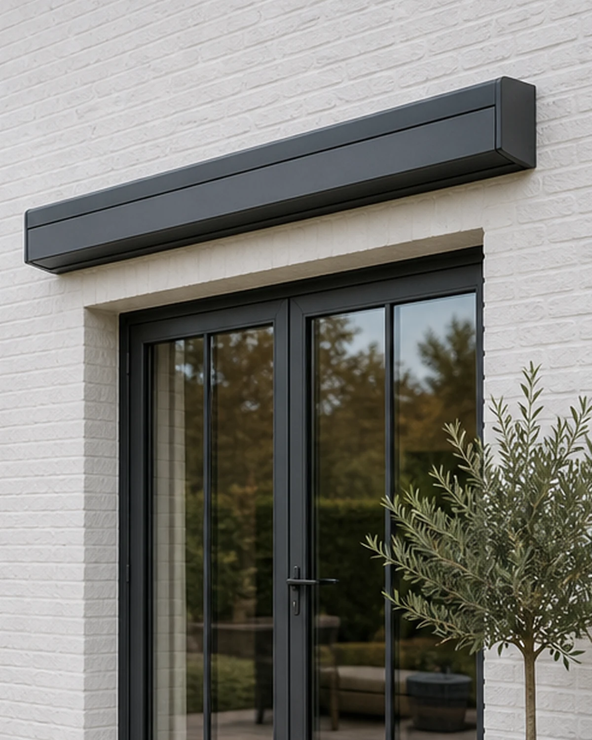 Store banne à bras repliables au-dessus d'une terrasse