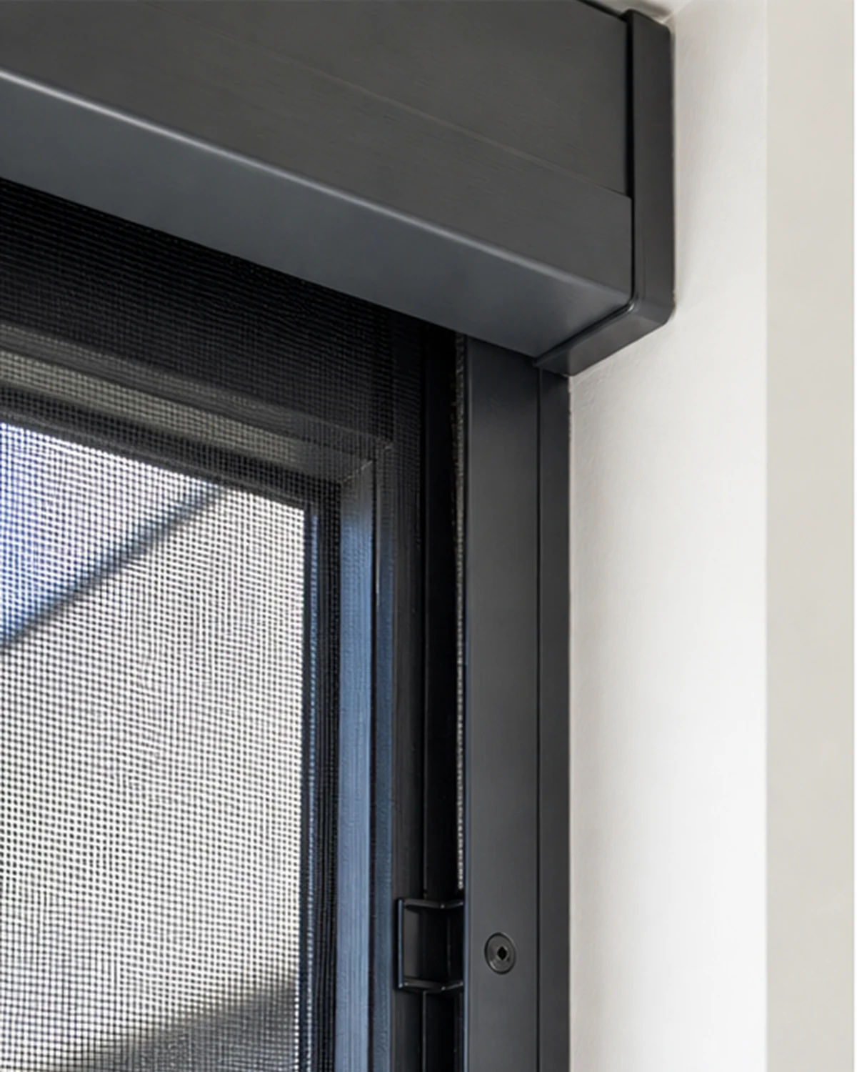 Detail of the connection between screen cassette, window and zip guide