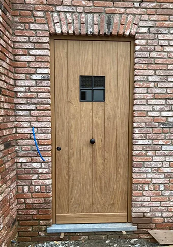 houten deur afromosia met zwart raampje