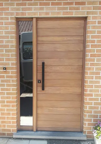 houten deur met horizontale planchetten