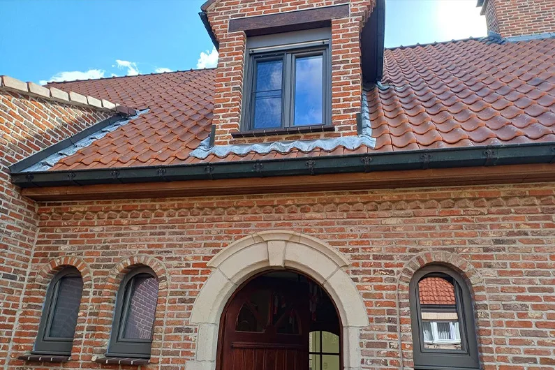 PVC ramen met opbouwrolluiken in Lierde voorkant huis