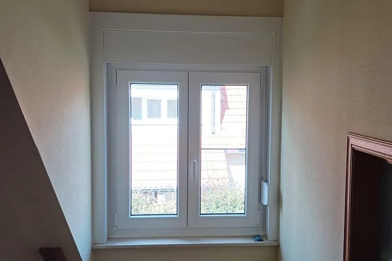 PVC ramen met opbouwrolluiken van binnen - werf te Lierde