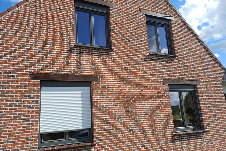 Project Lierde opbouwrolluiken met PVC ramen zijkant huis