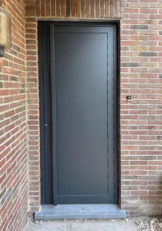 Voordeur in Alu met inliggend paneel in antracietgrijs RAL 7016 structuur
